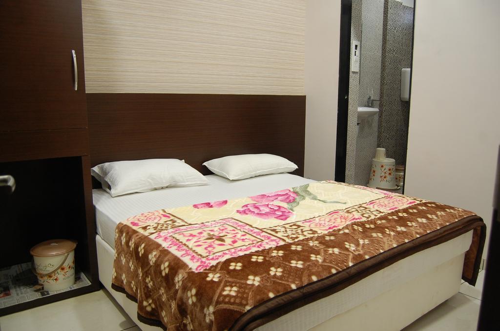 אויאיין Hotel Poonam Palace חדר תמונה