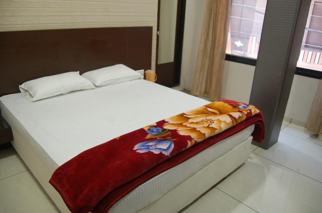 אויאיין Hotel Poonam Palace חדר תמונה