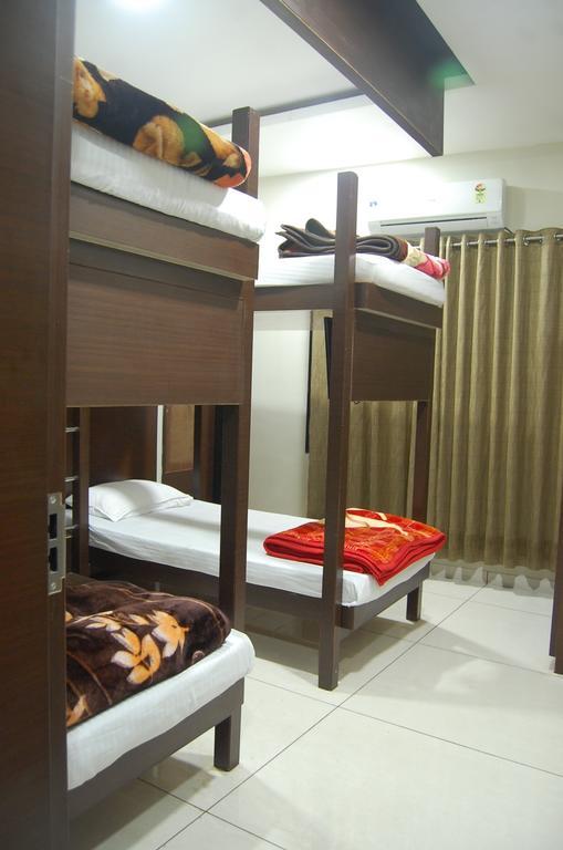 אויאיין Hotel Poonam Palace חדר תמונה