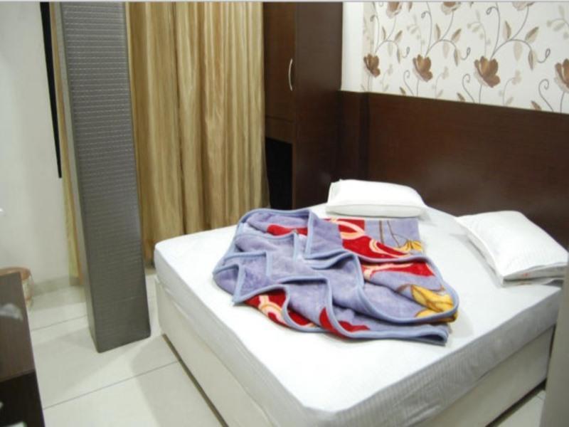 אויאיין Hotel Poonam Palace מראה חיצוני תמונה