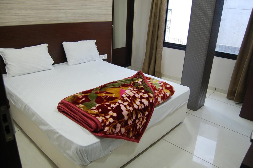 אויאיין Hotel Poonam Palace מראה חיצוני תמונה