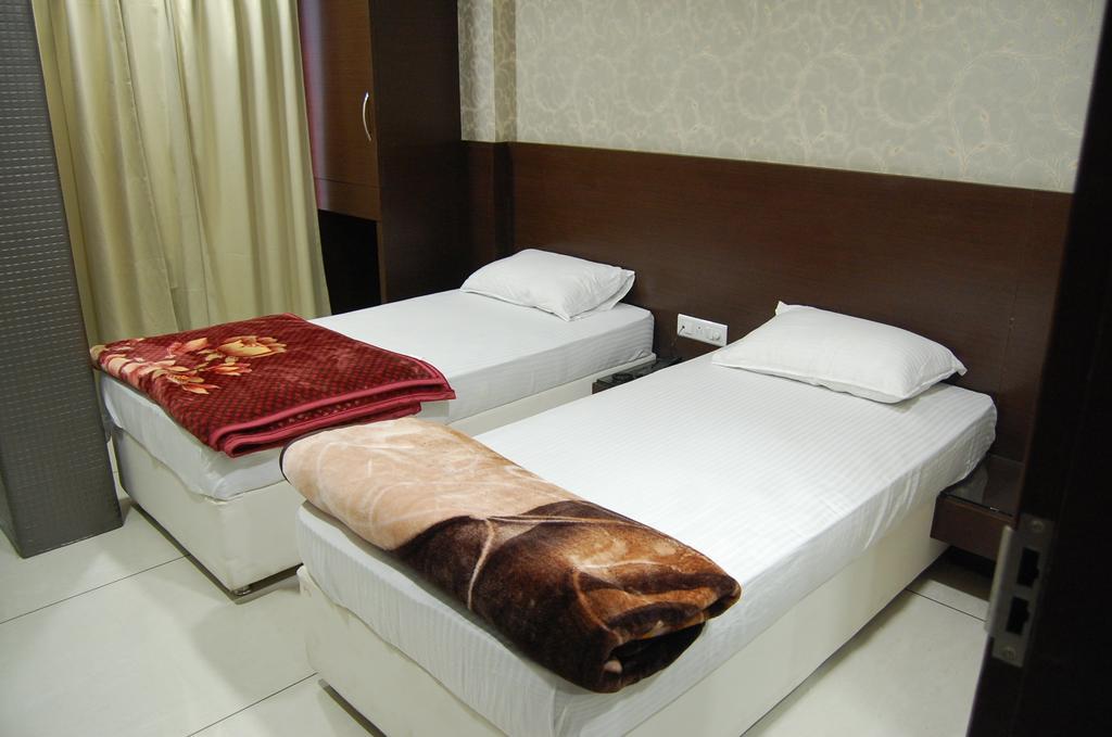 אויאיין Hotel Poonam Palace מראה חיצוני תמונה