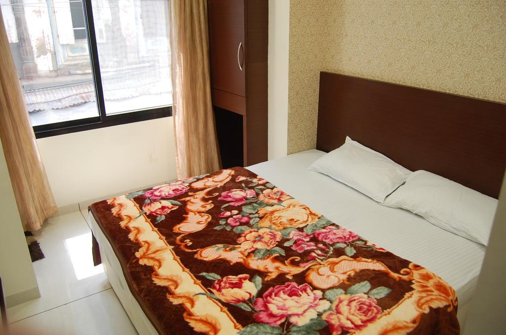 אויאיין Hotel Poonam Palace מראה חיצוני תמונה