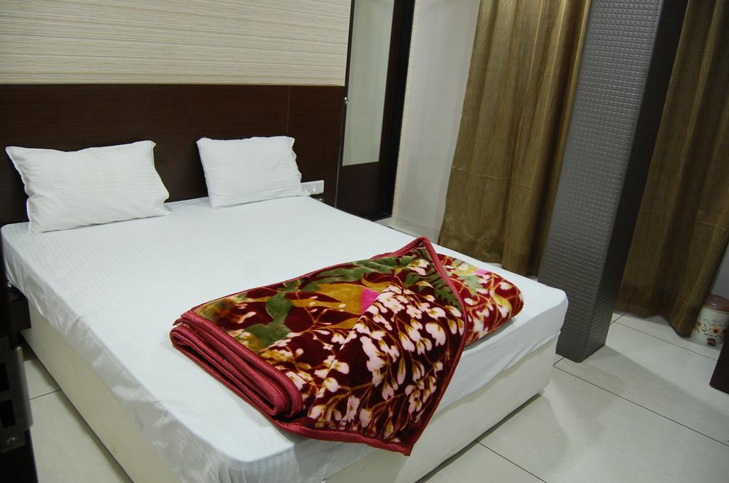 אויאיין Hotel Poonam Palace מראה חיצוני תמונה