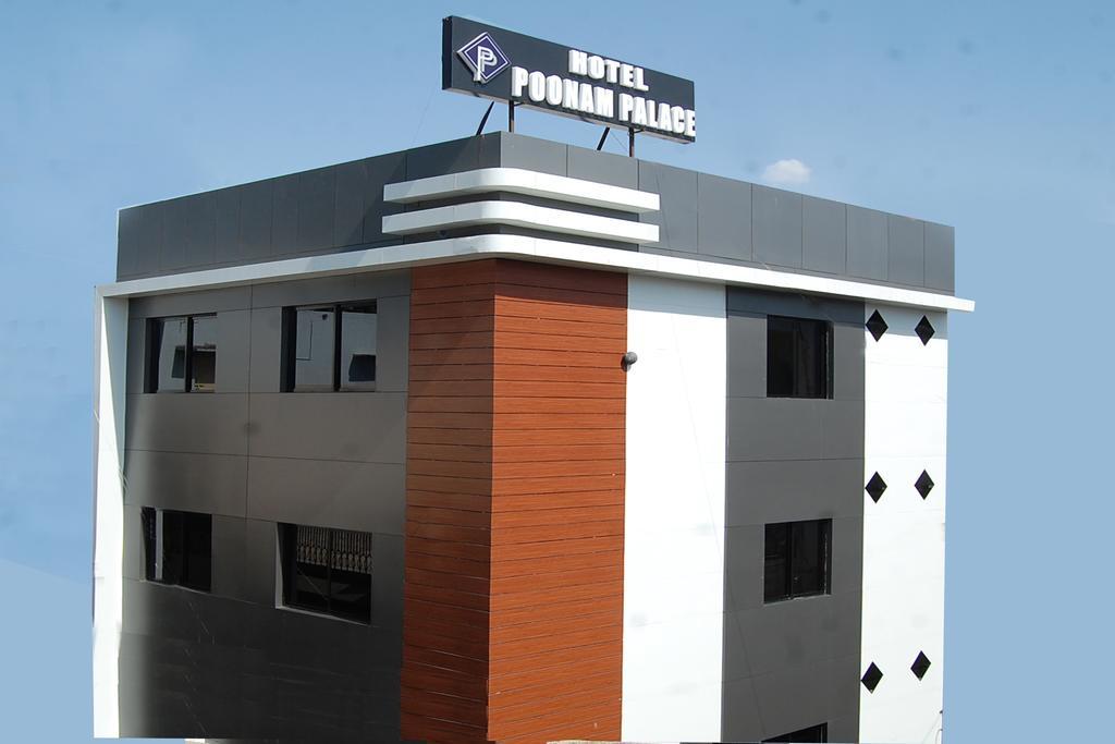 אויאיין Hotel Poonam Palace מראה חיצוני תמונה